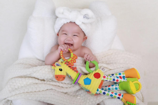 贵阳三个月宝宝正确抱姿